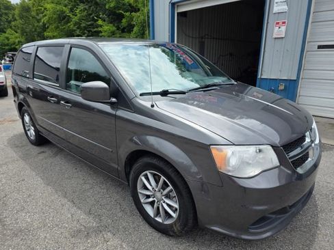 Used 2016 Dodge Grand Caravan SE FWD image 3