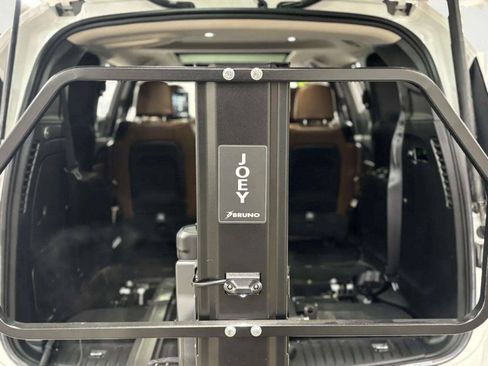 Used 2017 Chrysler Pacifica Limited FWD image 26