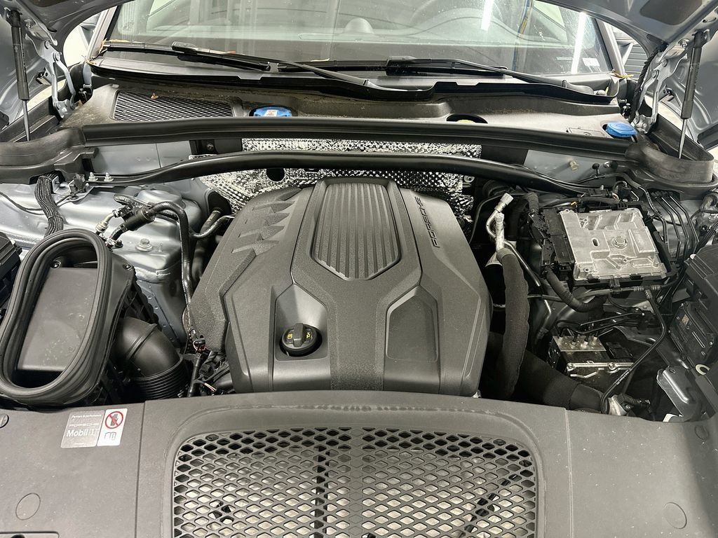 Certified 2025 Porsche Macan AWD/4WD image 31