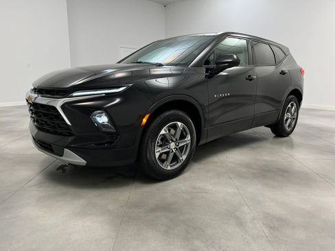 Used 2025 Chevrolet Blazer LT image 3