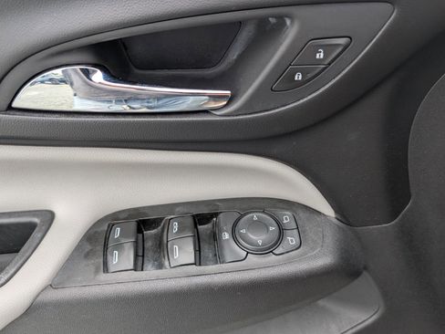 Used 2018 Chevrolet Equinox LS image 17