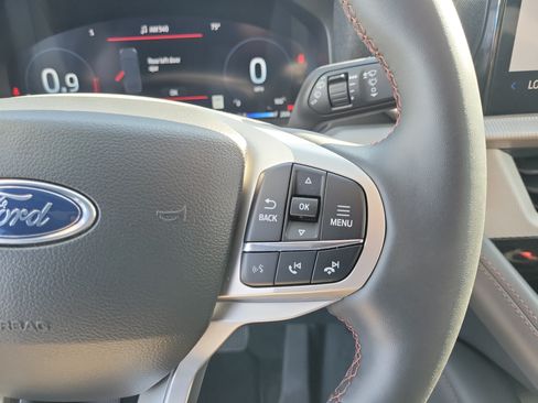 Used 2026 Ford Explorer Active AWD/4WD image 7