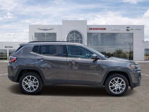 Certified 2022 Jeep Compass Latitude AWD/4WD image 2