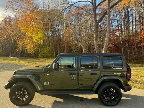 Used 2022 Jeep Wrangler Unlimited Sahara w/ Cold Weather Group AWD/4WD image 8
