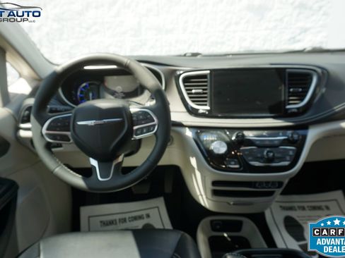 Used 2023 Chrysler Pacifica Touring-L FWD image 31