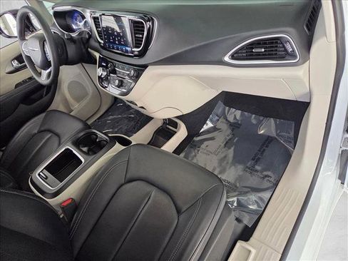 Used 2024 Chrysler Pacifica Touring-L image 20