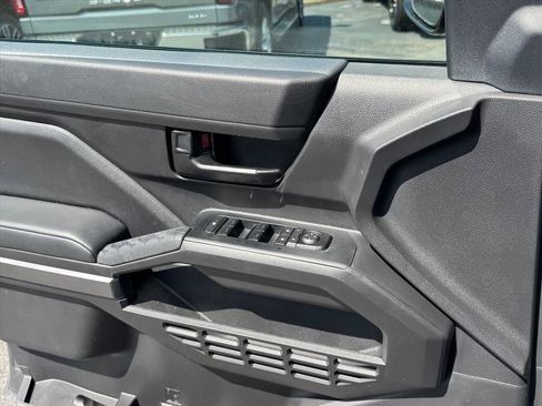 Certified 2025 Toyota Tacoma SR5 AWD/4WD image 19