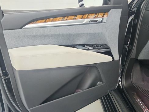 Certified 2025 Cadillac Escalade Sport Platinum w/ LPO, Floor Liner Package AWD/4WD image 17