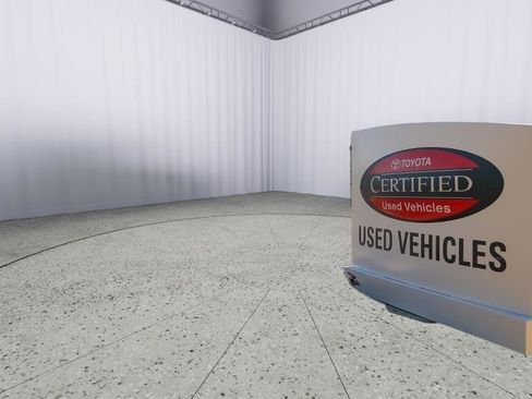 Used 2022 Toyota Venza XLE image 37