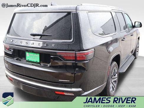 Used 2024 Jeep Wagoneer L Series II w/ Flexible Seating Group AWD/4WD image 5