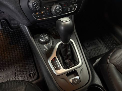 Used 2018 Jeep Cherokee Trailhawk AWD/4WD image 21