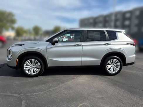 Used 2025 Mitsubishi Outlander ES AWD/4WD image 2
