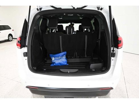 Used 2024 Chrysler Pacifica Touring-L w/ Uconnect Theater Family Group image 26