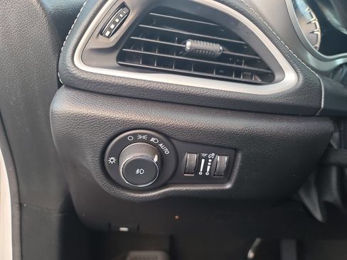 Used 2025 Chrysler Pacifica Select image 21