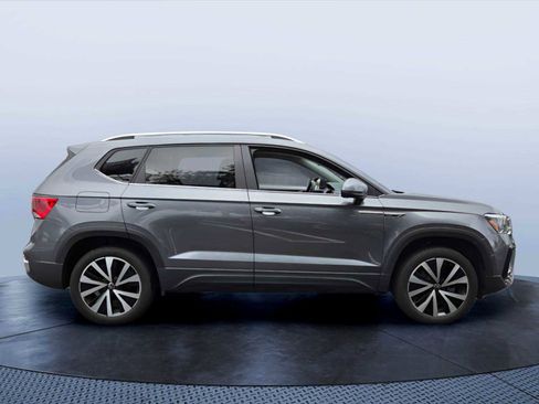 Used 2024 Volkswagen Taos SE w/ Panoramic Sunroof Package image 2