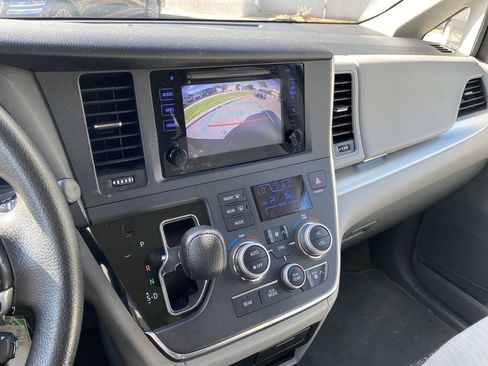Used 2017 Toyota Sienna LE FWD image 6