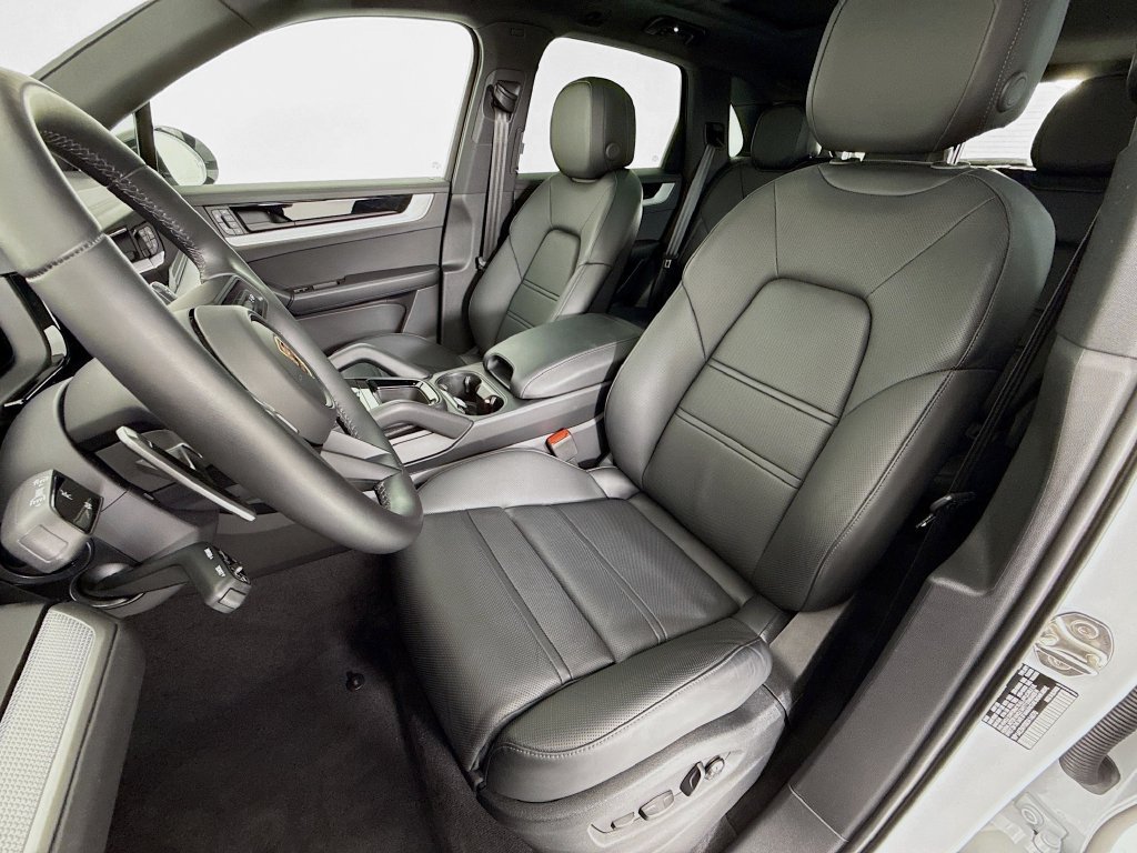 Certified 2025 Porsche Cayenne E-Hybrid AWD/4WD image 5