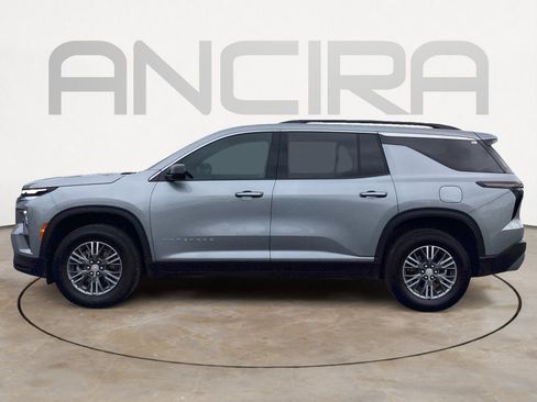 Used 2025 Chevrolet Traverse LT FWD image 11