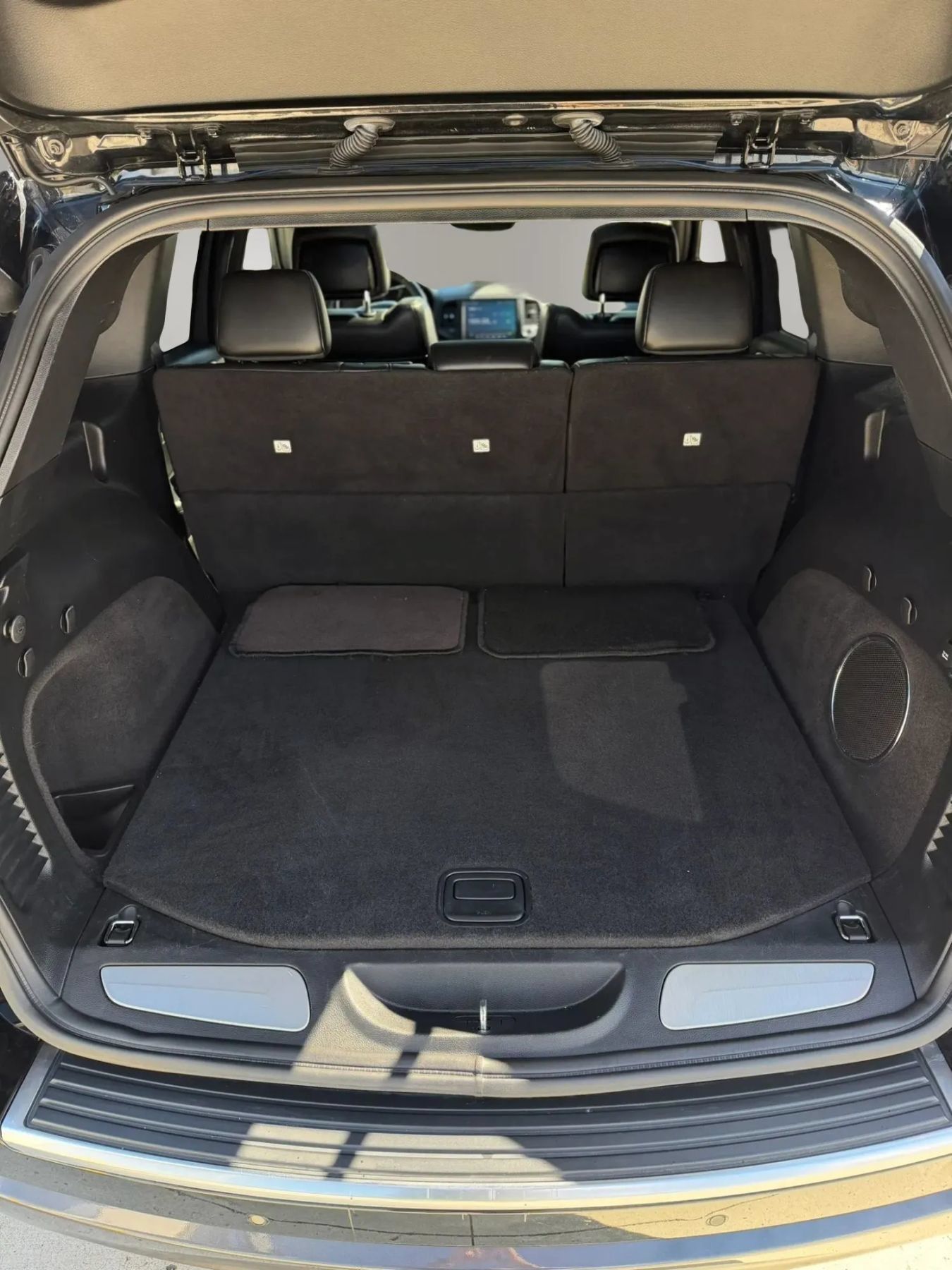 Used 2018 Jeep Grand Cherokee Limited AWD/4WD image 7