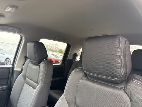 Used 2025 Nissan Frontier SV image 2