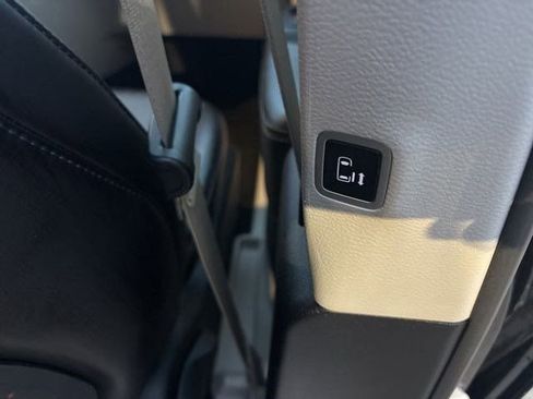 Used 2023 Chrysler Pacifica Touring-L image 37