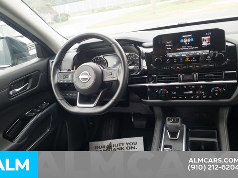 Used 2025 Nissan Pathfinder SL AWD/4WD image 21