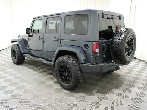 Used 2018 Jeep Wrangler Unlimited Sahara w/ Connectivity Group AWD/4WD image 24