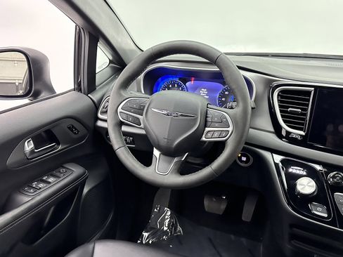 Used 2025 Chrysler Pacifica Select image 29