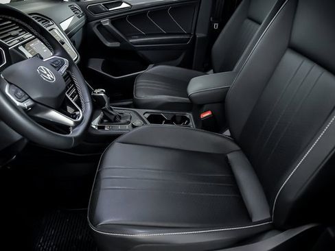 Certified 2022 Volkswagen Tiguan SE image 9