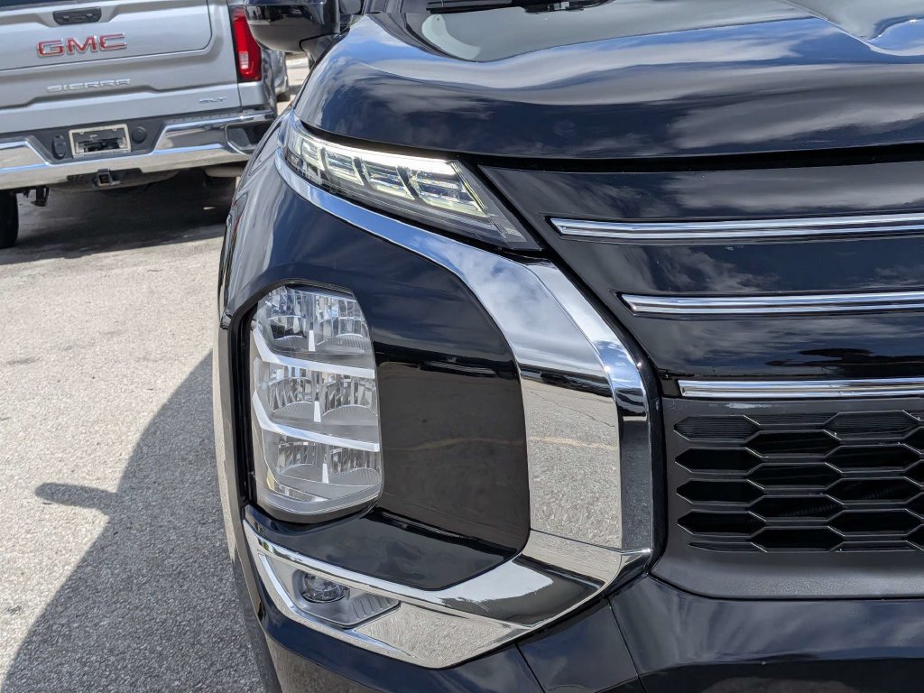 Used 2025 Mitsubishi Outlander SE FWD image 7
