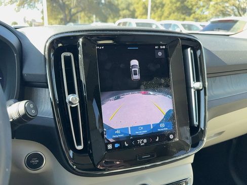 Used 2023 Volvo XC40 B4 Plus image 21