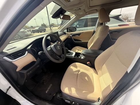 Used 2021 Toyota RAV4 XLE w/ Convenience Package image 3