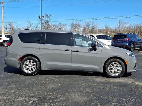 Used 2025 Chrysler Pacifica Select FWD image 26