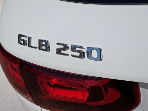Used 2022 Mercedes-Benz GLB 250 4MATIC w/ Premium Package Lite image 15