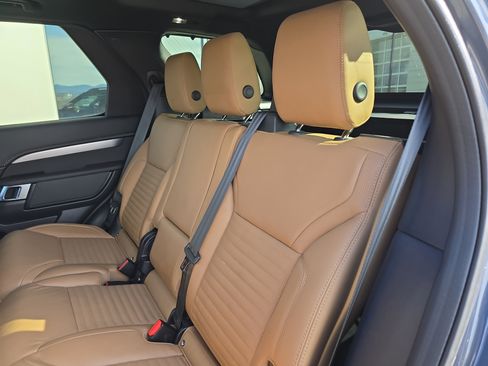 Used 2024 Land Rover Discovery Dynamic SE image 15