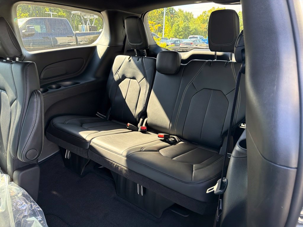 New 2027 Chrysler Pacifica Select FWD image 18