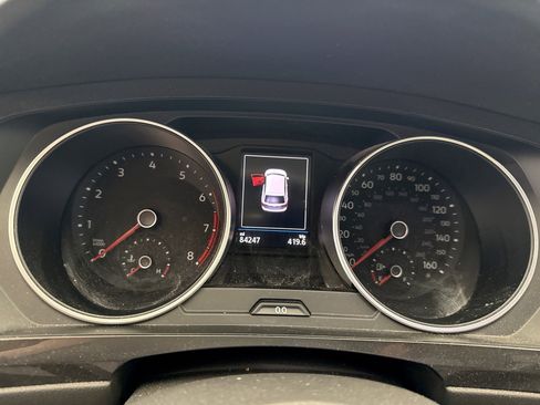 Used 2020 Volkswagen Tiguan SE w/ Panoramic Sunroof Package image 9