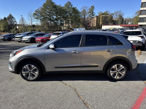 Used 2022 Kia Niro EX image 4