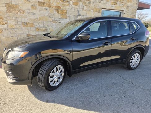 Used 2016 Nissan Rogue S image 2