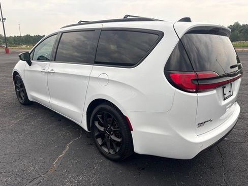 Used 2024 Chrysler Pacifica Limited w/ Uconnect Theater Family Group FWD image 6