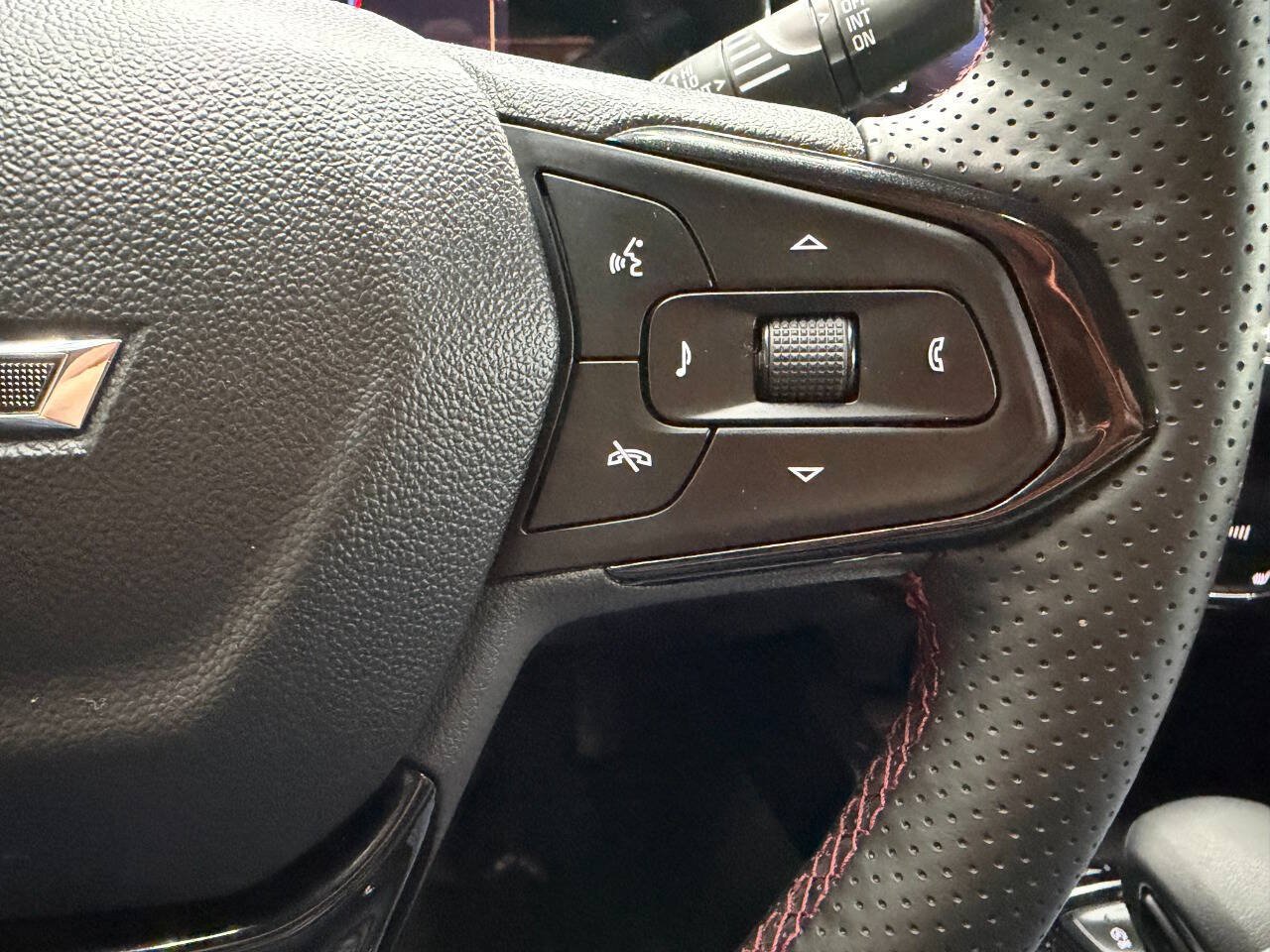 Used 2025 Chevrolet Trax RS w/ Sunroof Package FWD image 23
