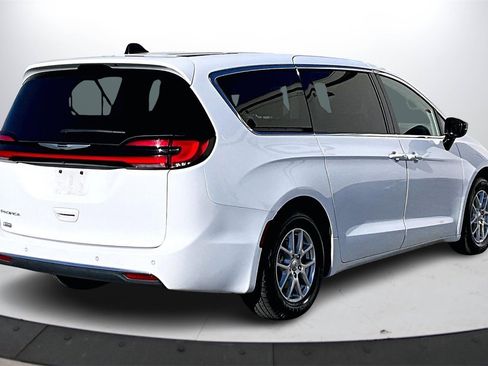 Certified 2024 Chrysler Pacifica Touring-L image 8
