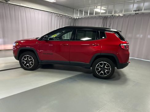 Used 2025 Jeep Compass Trailhawk w/ Trailhawk Convenience Group AWD/4WD image 4