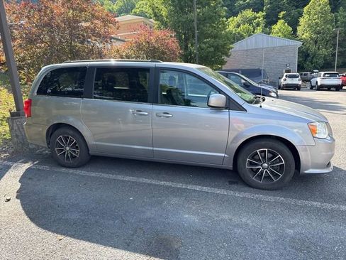 Used 2019 Dodge Grand Caravan SXT FWD image 2