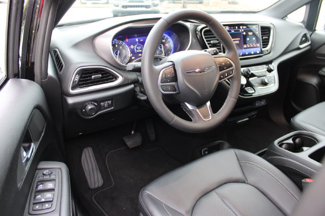 Used 2025 Chrysler Voyager LX FWD image 10