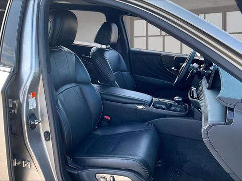 Used 2022 Lexus LS 500 w/ Accessory Package (Z2) RWD image 28
