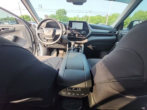 Used 2024 Toyota Highlander LE image 23