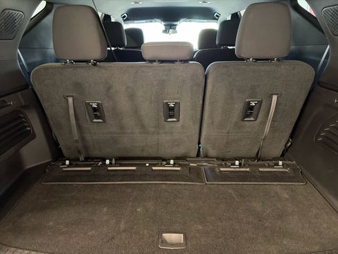Used 2025 Chevrolet Traverse LT image 8