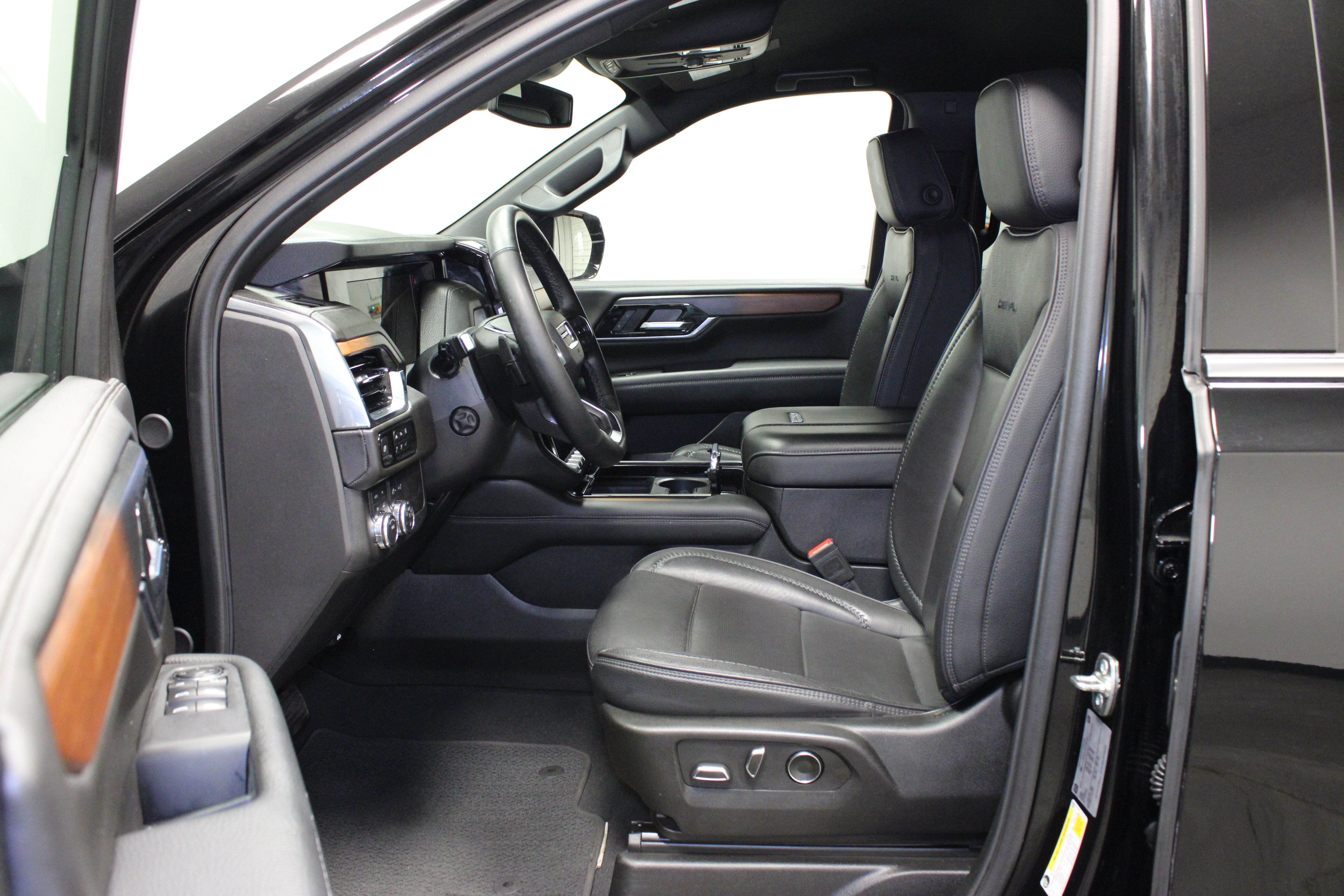 Used 2025 GMC Yukon Denali AWD/4WD image 19