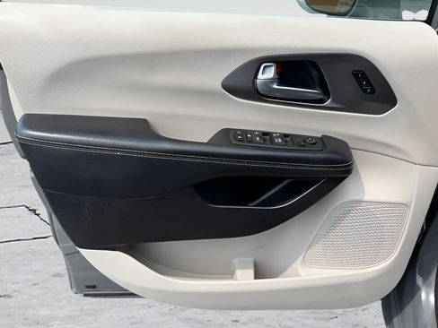 Used 2022 Chrysler Pacifica Touring-L FWD image 29
